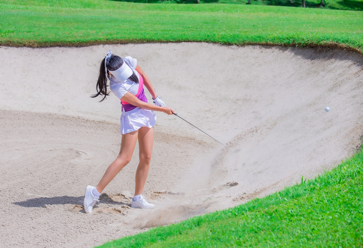 Woman golfer playing golf on the field