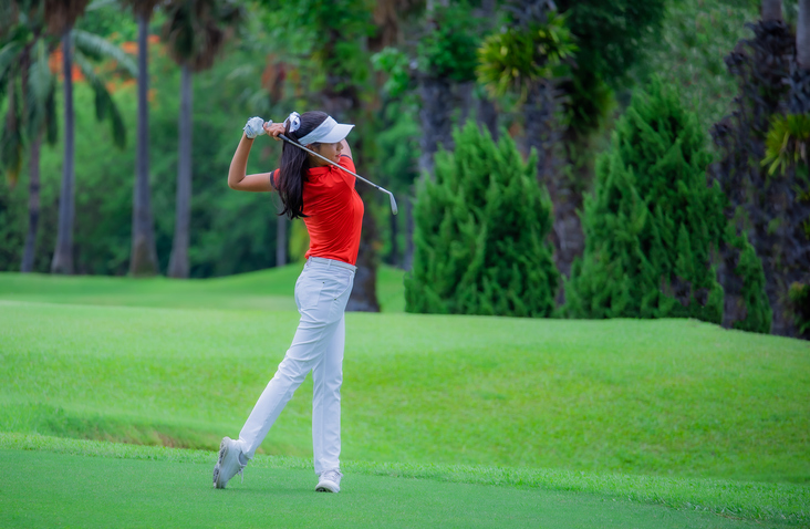Woman golfer playing golf on the field